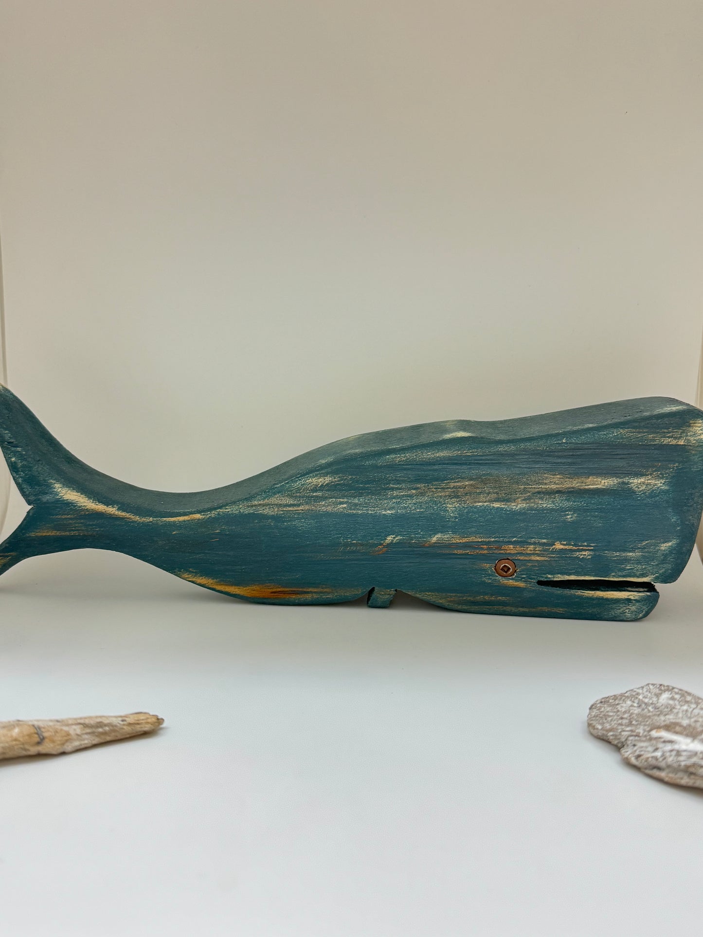Baleine à déposer bleu fait de bois sm recyclé Fait main à Cap Santé Bertrand Massé artiste