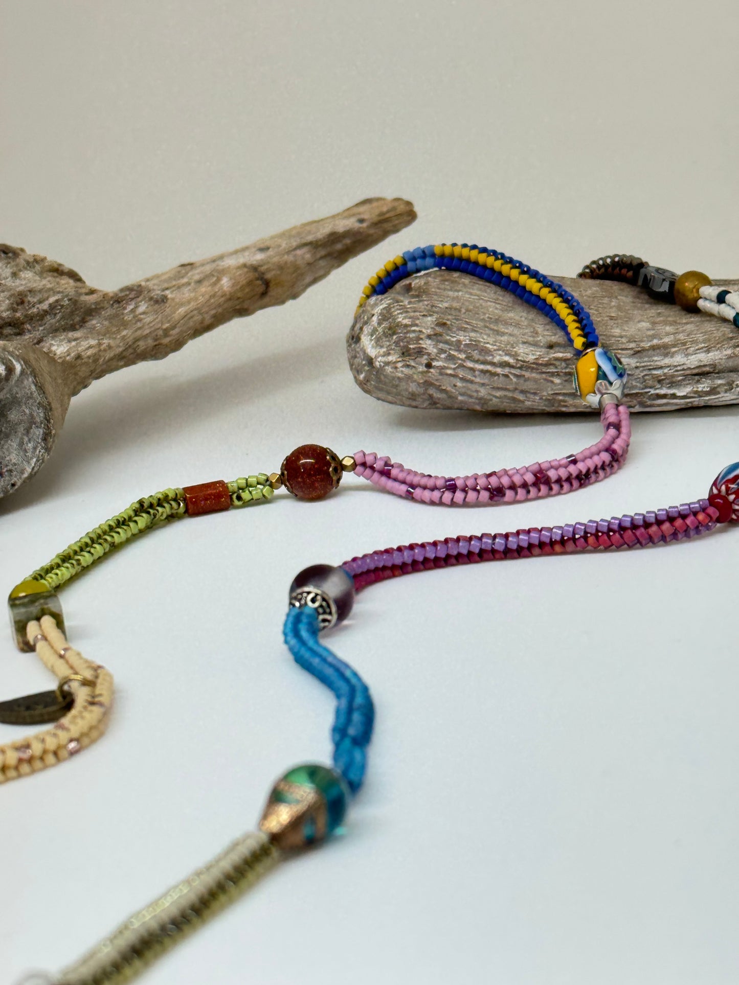 Collier Multi couleurs Perles de Myuki fait à Montréal Hélène Gagnon Multi couleurs Myuki