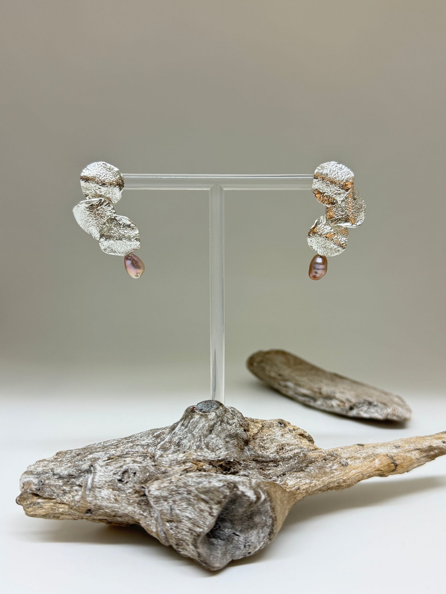 Boucles d'oreilles ITIA / Argent 925 perle d'eau douce fait mains à Montréal Isabelle Kapsaskis Boucles d'oreilles ITIA / Argent 925 perle d'eau douce
