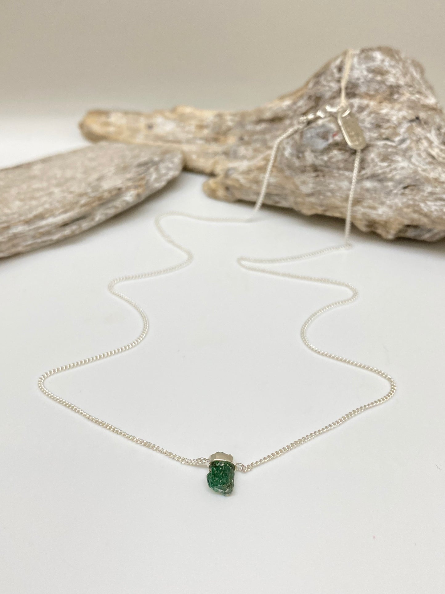 Collier Argent & Émeraude Dessiné à Vancouver
