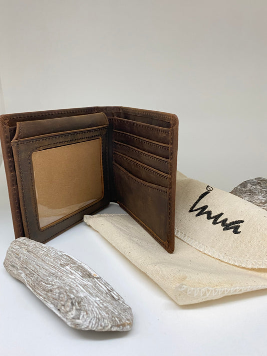 Porte-feuille en cuir dessinée au Québec par Eric Morissette Inua