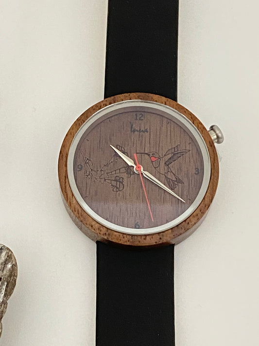 Montre Vol au Crépuscule en Bois Dessinée au Québec. Inua