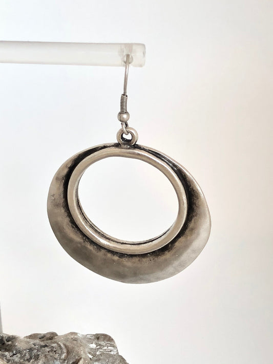 Boucles d'oreille Saki Zamac dessinée à Montréal Sazzu