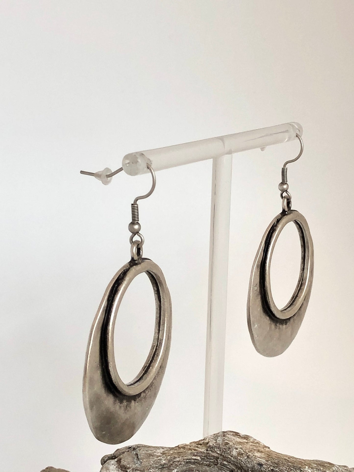 Boucles d'oreille Saki Zamac dessinée à Montréal Sazzu