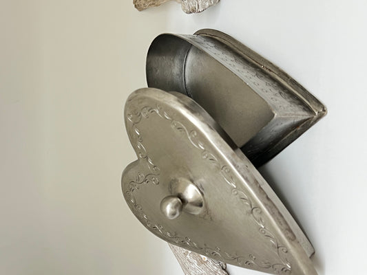 Boite coeur métal antique Fait main en Inde décoration