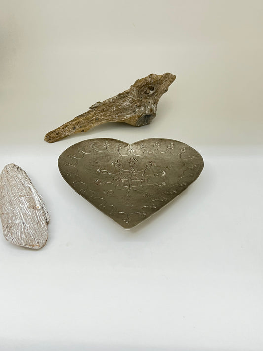 Assiette coeur métallique antique Fait main en Inde décoration