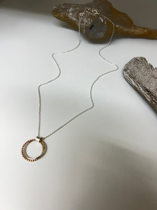 Collier anneaux croisés 2 tons Fait main à Montréal Maksym Joaillerie Collier anneaux 2 tons