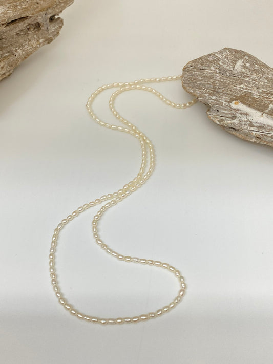 Classic Small single strand white rice pearl Fait à la main à Montréal Collier perles d'eau douce