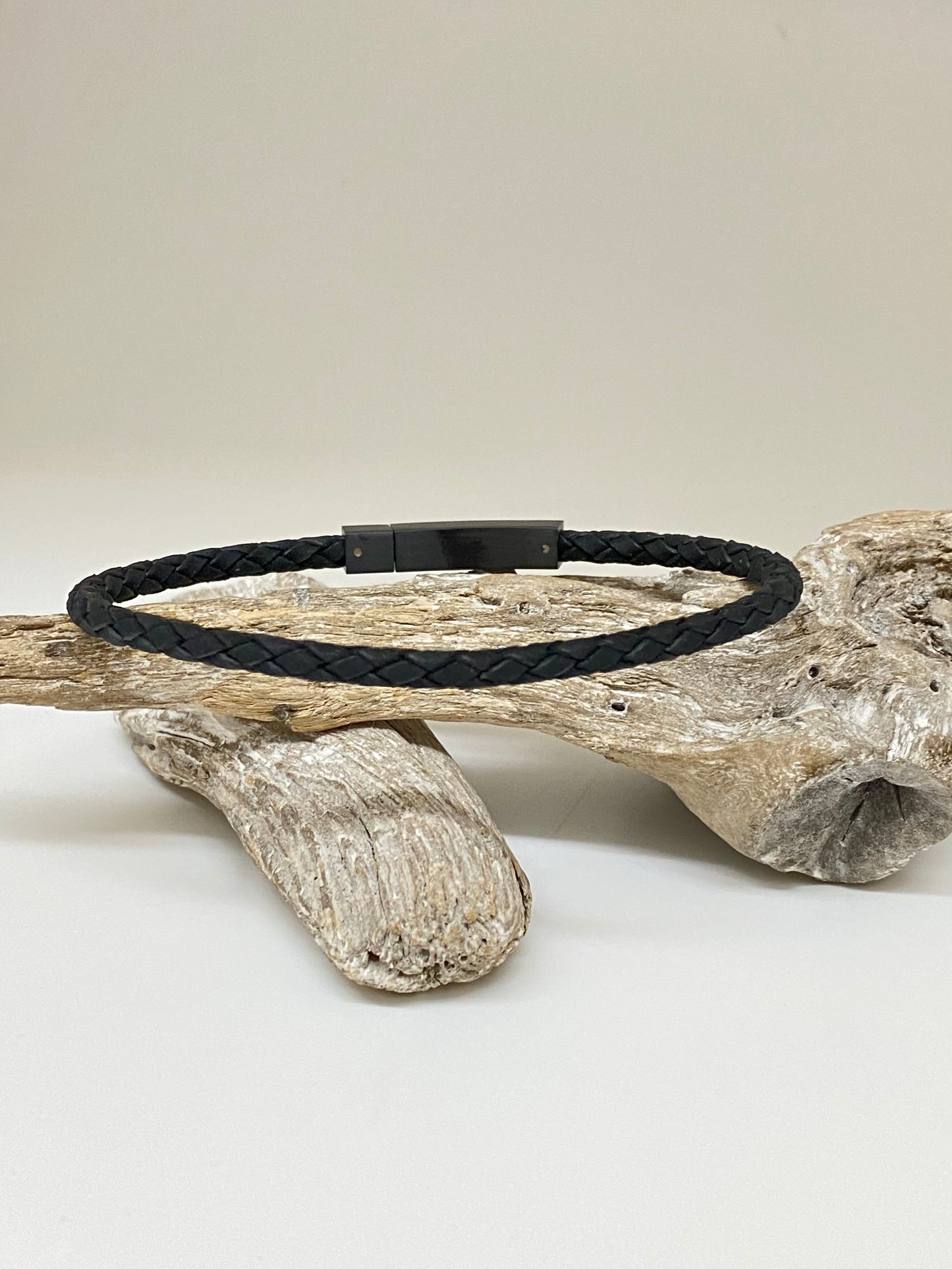 Bracelet Cuir dessiné à Montréal