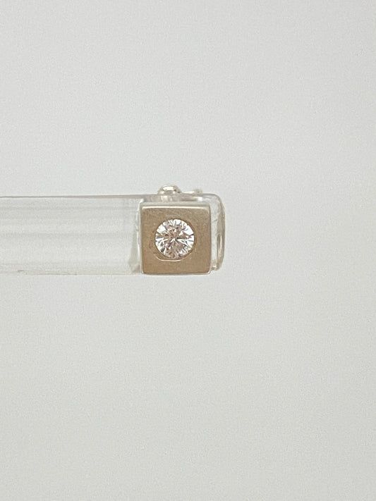 Square stud Earrrings, faites à la main à Winnipeg par Hilary Druxman. 22E2.2