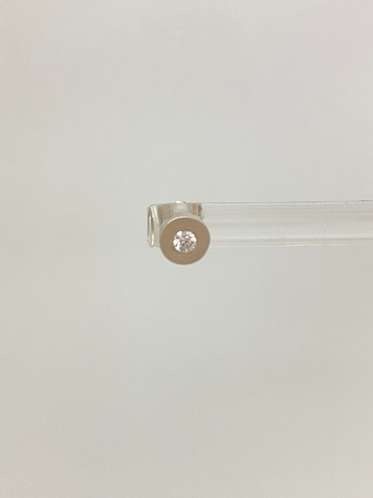 Round stud Earrrings, faites à la main à Winnipeg par Hilary Druxman. 22E2.2