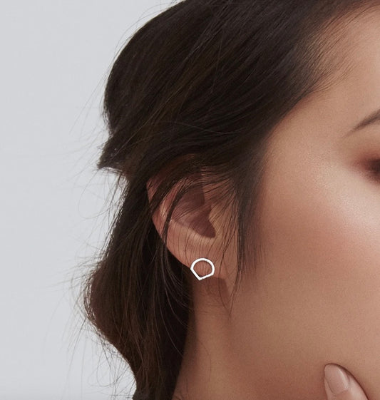 Olivia, petites boucles d'oreilles géométriques en argent Fait main à Montréal Véronique Roy Olivia