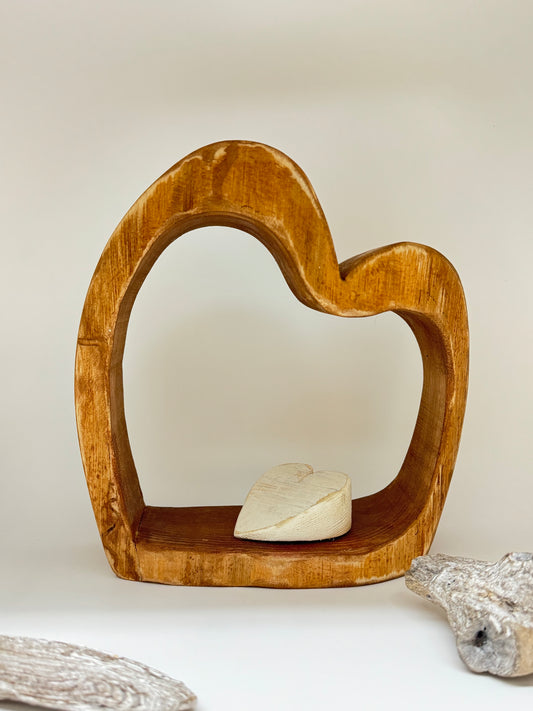 Coeur blanc sur base en bois naturel fait de bois recyclé Fait main à Cap Santé Bertrand Massé Artiste c+p-15