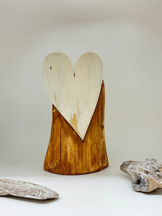 Coeur blanc sur base en bois naturel fait de bois recyclé Fait main à Cap Santé Bertrand Massé Artiste c+b-8