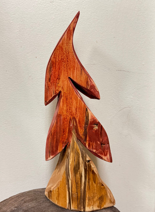 Sapin rouge sur pied fait de bois recyclé Fait main à Cap Santé Bertrand Massé Artiste st14r