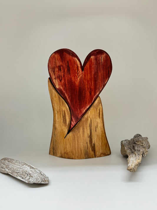 Coeur rouge sur base en bois naturel fait de bois recyclé Fait main à Cap Santé Bertrand Massé Artiste c+b-8-rouge