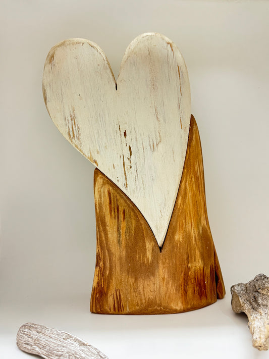 Coeur blanc sur base en bois naturel fait de bois recyclé Fait main à Cap Santé Bertrand Massé Artiste c+b-12