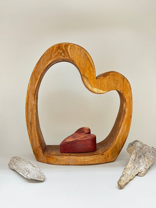 Coeur rouge sur base en bois naturel fait de bois recyclé Fait main à Cap Santé Bertrand Massé Artiste c+p-15