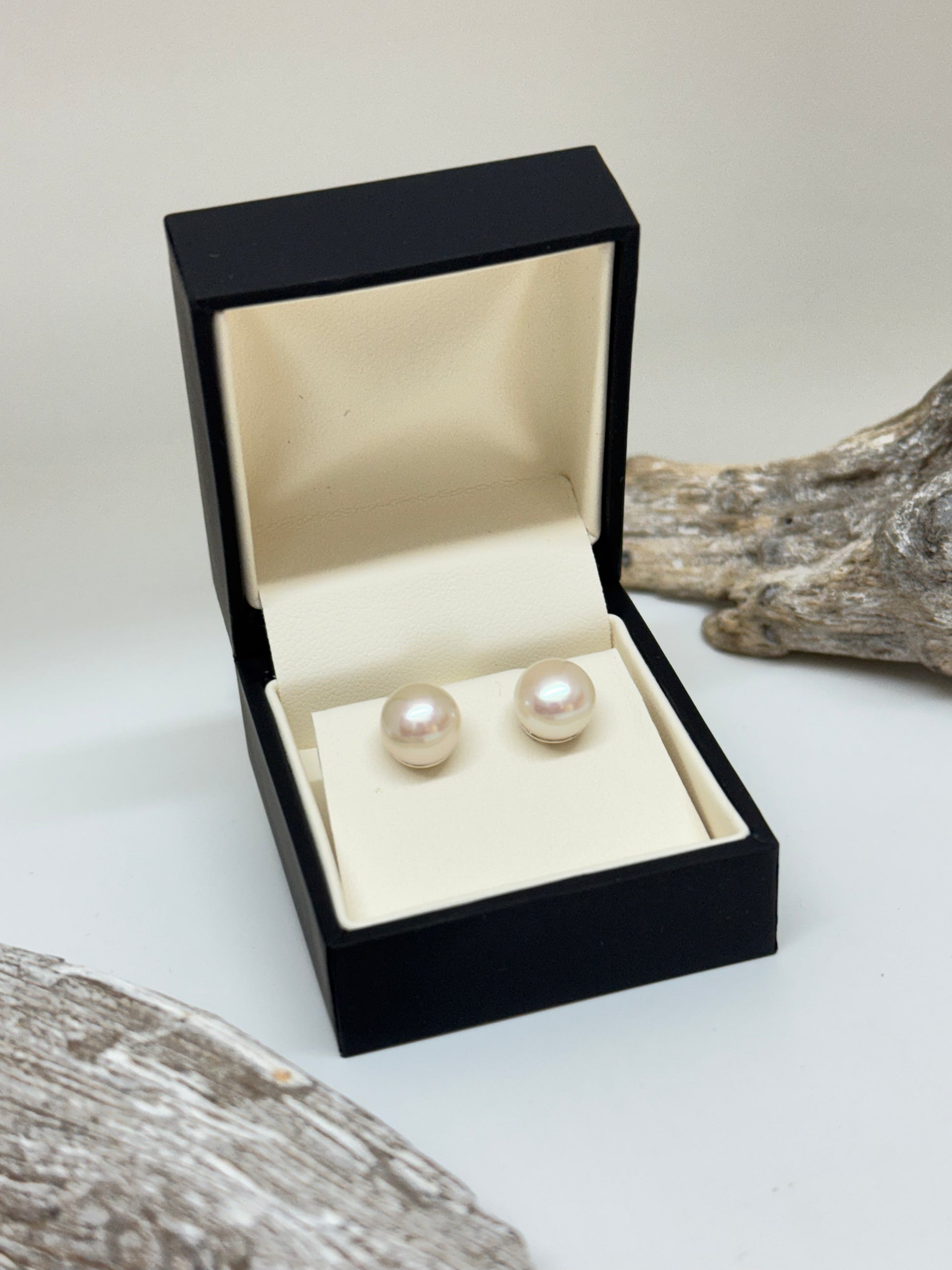 Boucles D’oreilles Perles Blanches fait mains à Montréal Caroline Savoie Boucles D’oreilles Perles Blanches