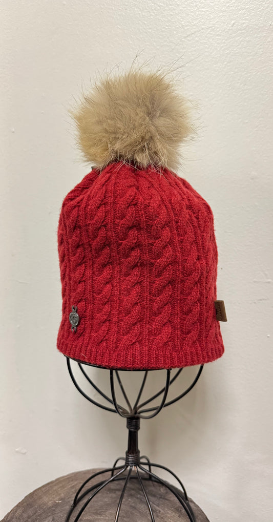 BRYDEN ROUGE - BONNET EN TRICOT TORSADES AVEC POMPON EN FOURRURE RECYCLÉ HARRICANA BRYDEN