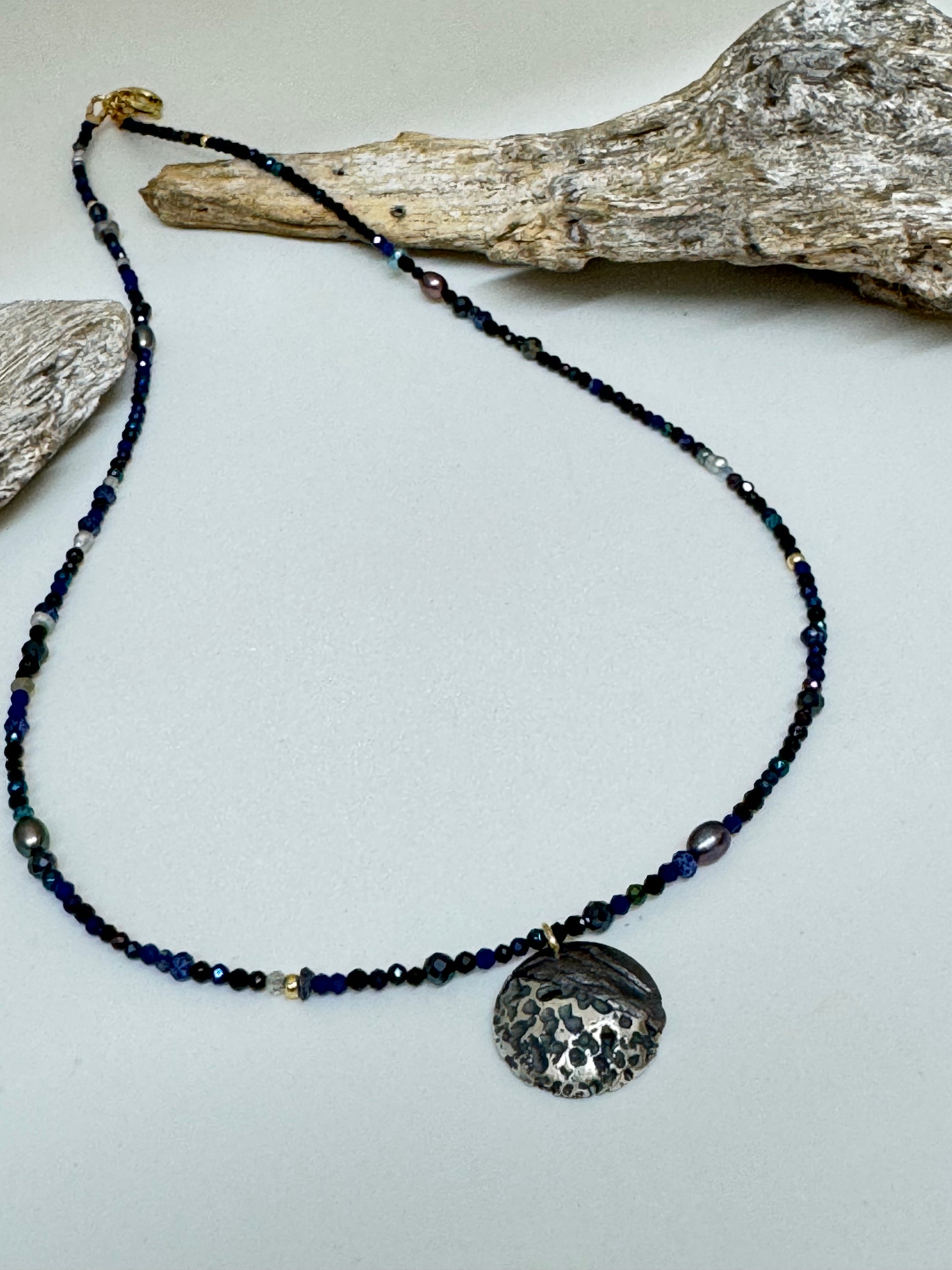 Collier Dream Glow Midnight, fait main en Ontario N-56 Air Earth Design N-56