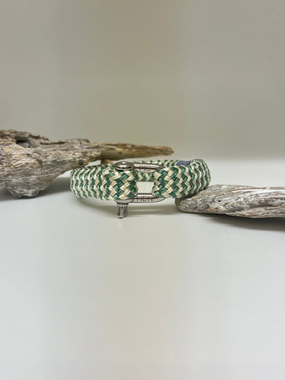 <p>Bracelet Gorgeous Georges, Cream Atlas Green Silver Amsterdam, Pig&amp;Hen Gorgeous George</p> <p>&nbsp;</p>