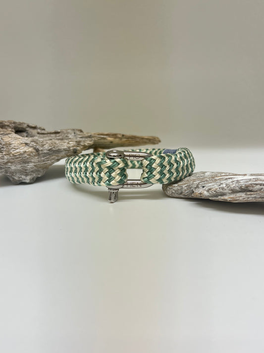 <p>Bracelet Gorgeous Georges, Cream Atlas Green Silver Amsterdam, Pig&amp;Hen Gorgeous George</p> <p>&nbsp;</p>