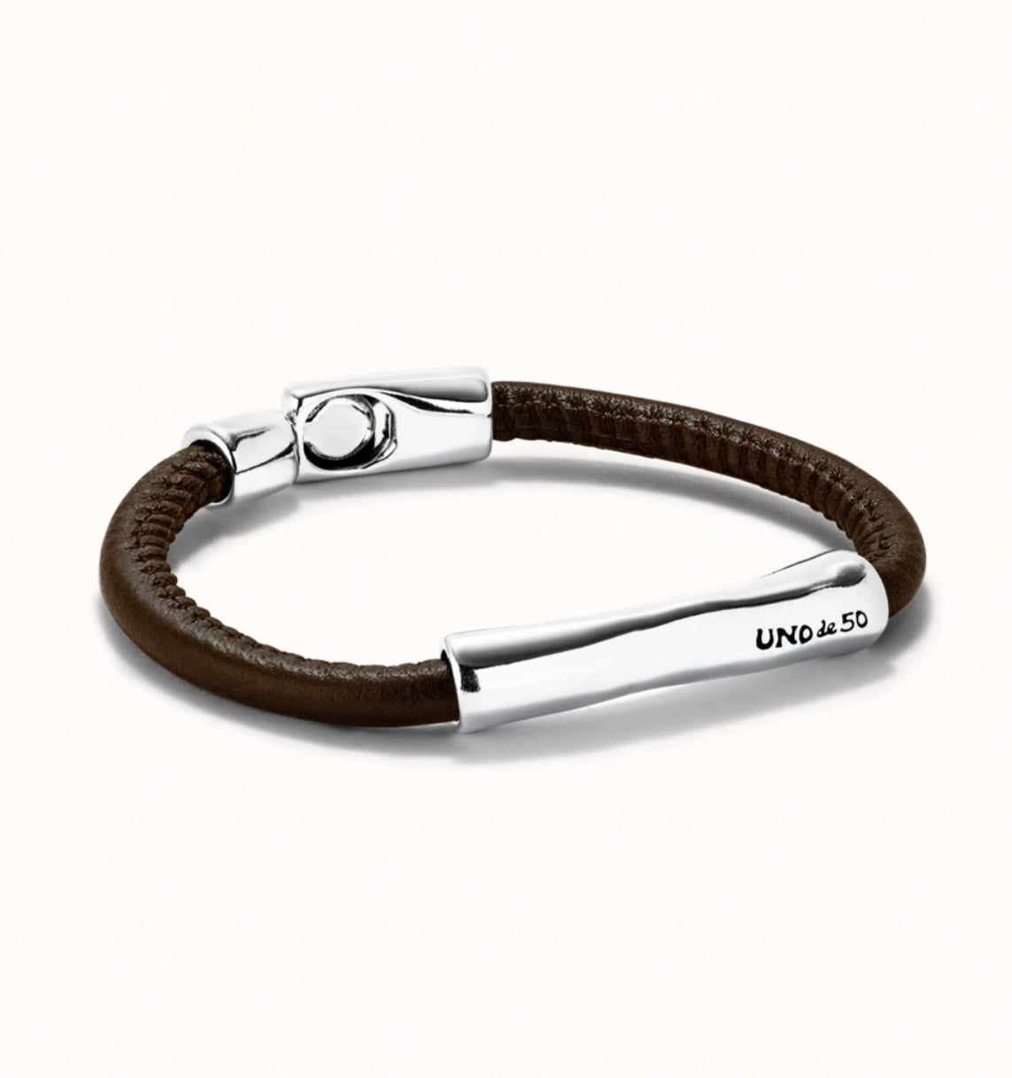 Bracelet en cuir marron avec détail central plaqué argent sterling Uno de 50 Bracelet en cuir marron avec détail central plaqué argent sterling PUL2462