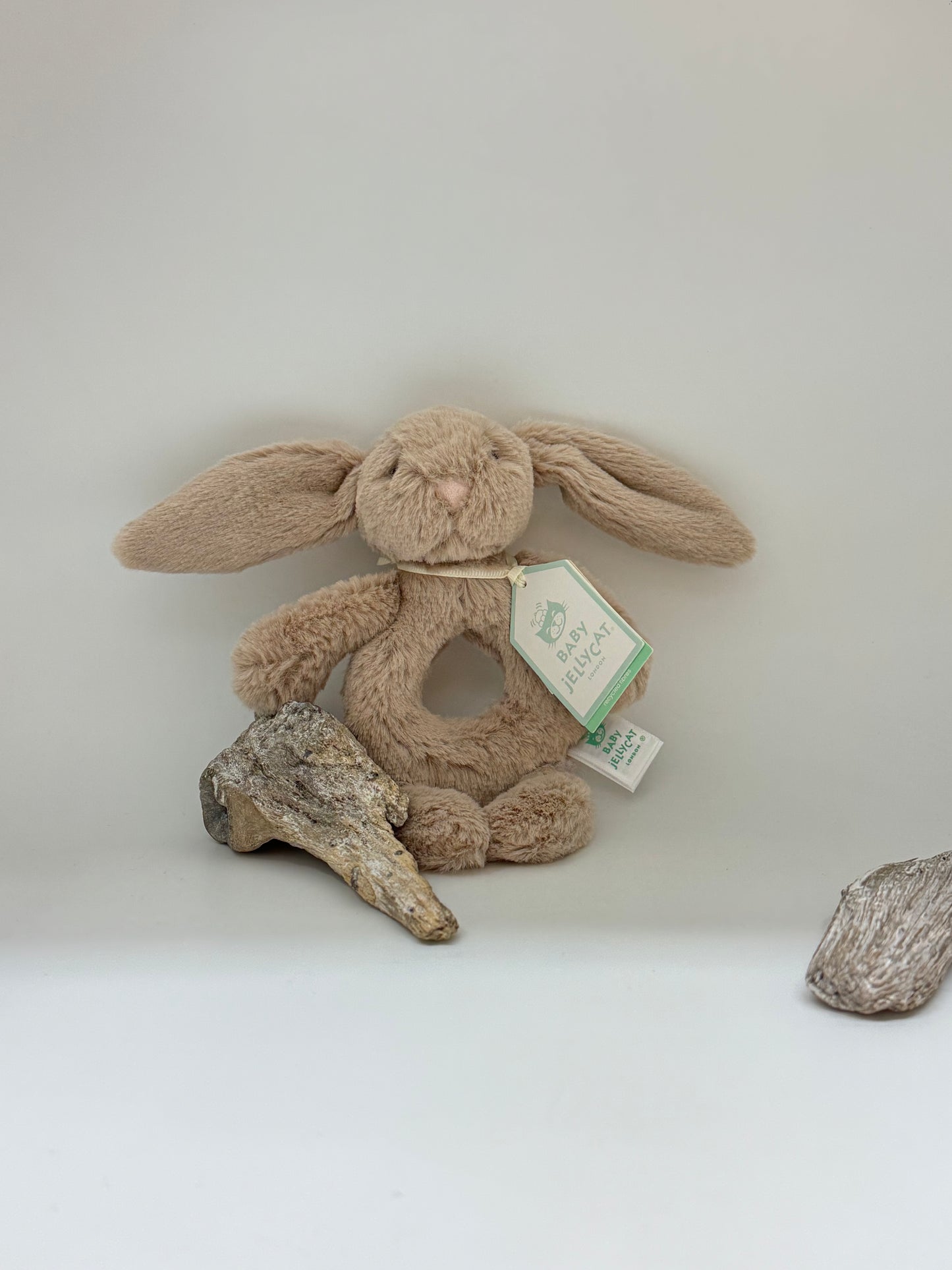 Hochet anneau lapin beige  timide, peluche dessinée à Londres Jellycat Londres BRR4B