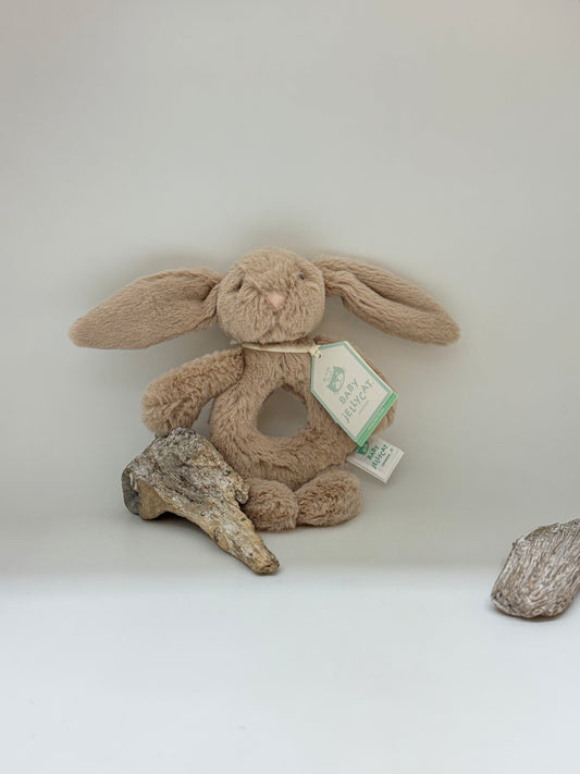 Hochet anneau lapin beige  timide, peluche dessinée à Londres Jellycat Londres BRR4B
