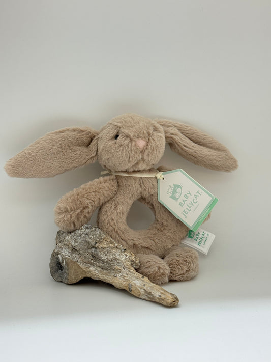 Hochet anneau lapin beige  timide, peluche dessinée à Londres Jellycat Londres BRR4B