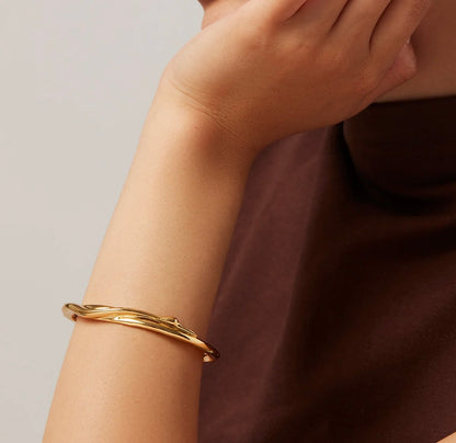 Colette bangle or Dessiné par une Artiste Ontarienne