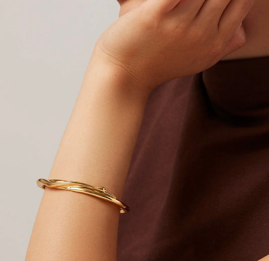 Colette bangle or Dessiné par une Artiste Ontarienne