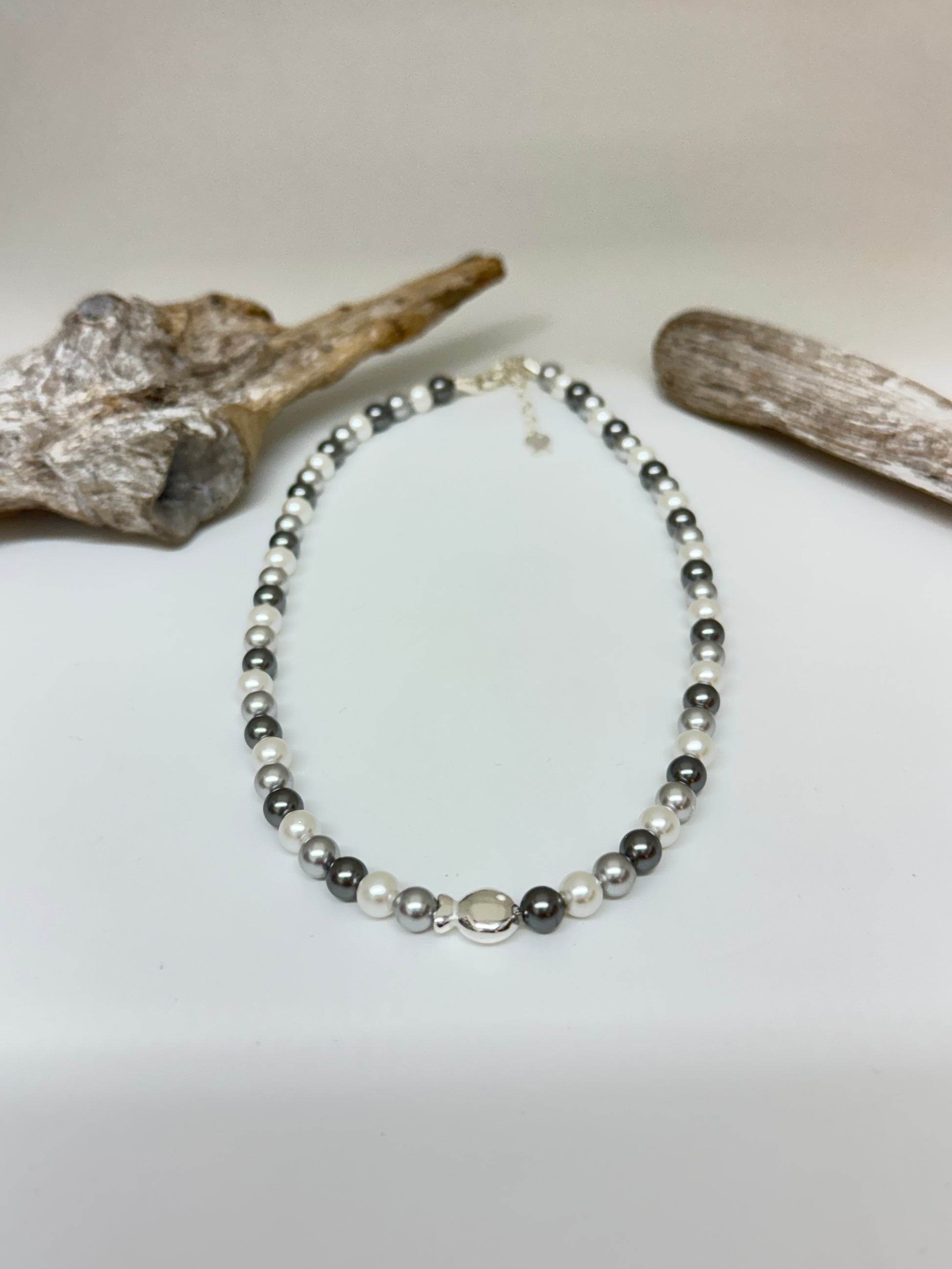 Collier en perle de nacre blanc gris argent sterling Clio Blue Fabriqué à la main à Paris en France Clio Blue 11AT2442