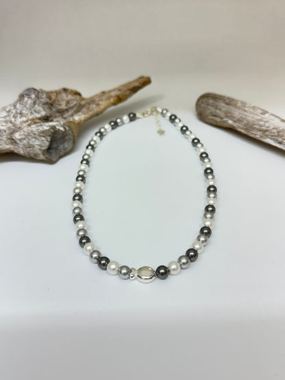 Collier en perle de nacre blanc gris argent sterling Clio Blue Fabriqué à la main à Paris en France Clio Blue 11AT2442