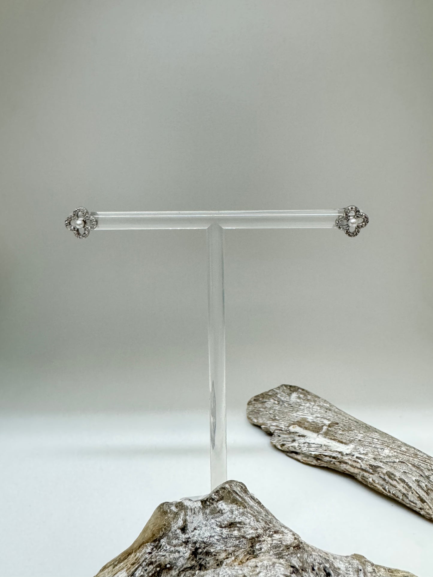 Boucles d'oreilles Trèfle avec zircons et une perle sur Argent sterling Kurshuni Boucles d'oreilles Trèfle avec zircons et une perle sur Argent sterling kr1353-3