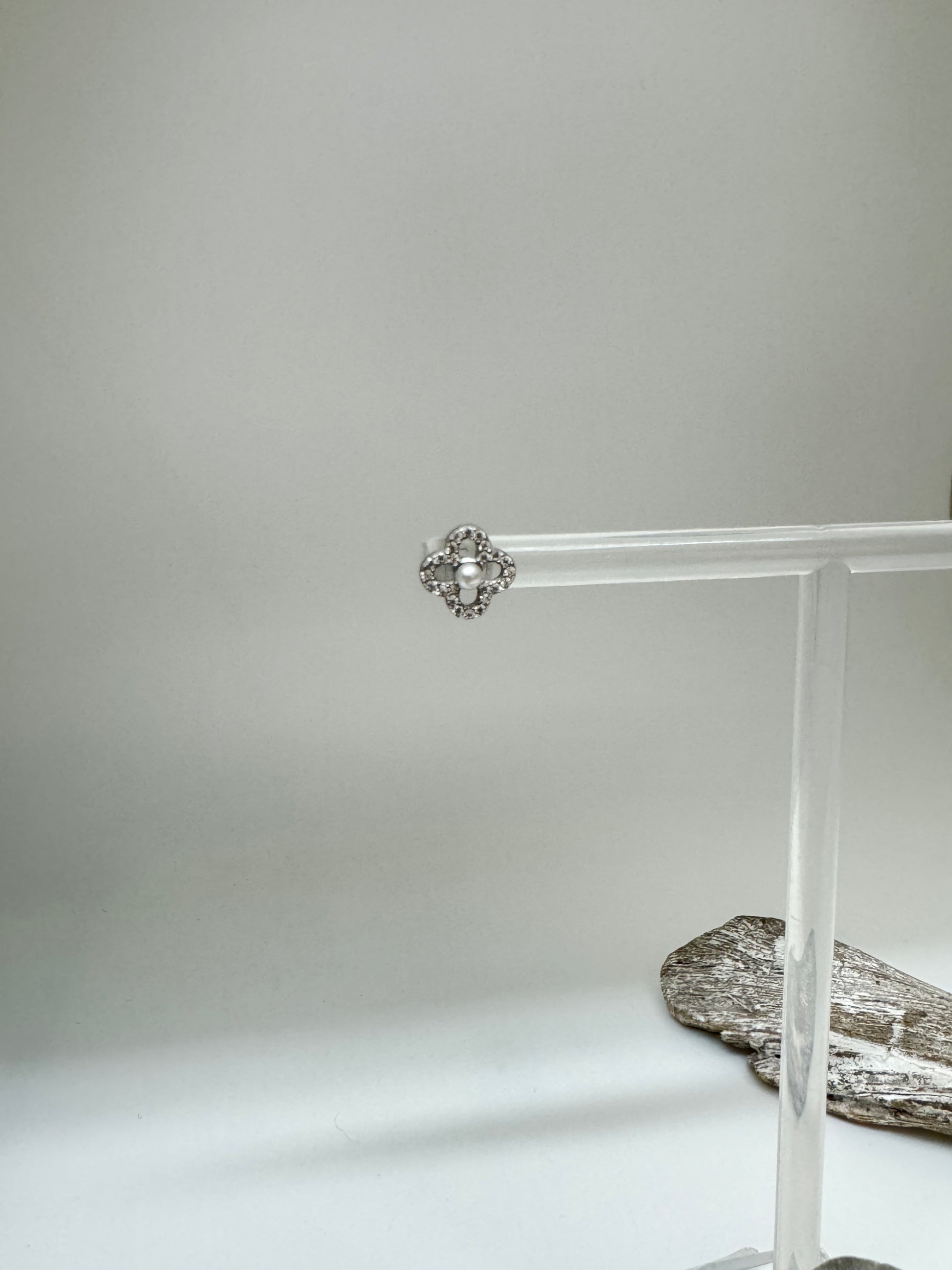 Boucles d'oreilles Trèfle avec zircons et une perle sur Argent sterling Kurshuni Boucles d'oreilles Trèfle avec zircons et une perle sur Argent sterling kr1353-3