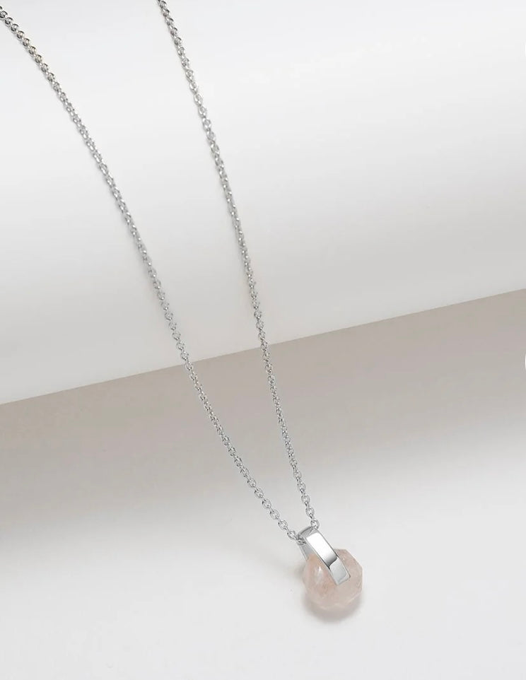 Rhea, collier simple en Quartz rose Fait main à Montréal Véronique Roy Rhea