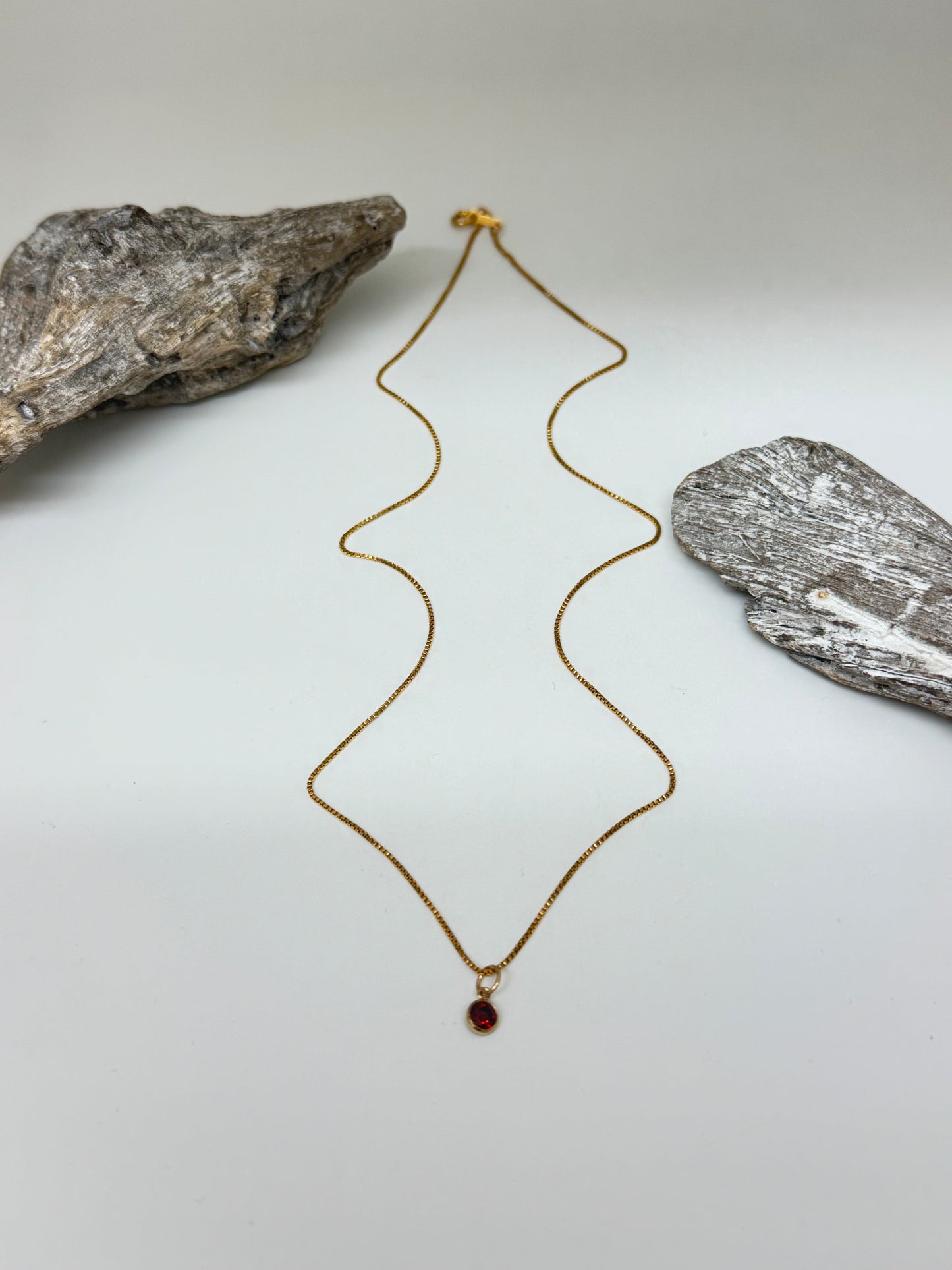 Collier mini zircon rouge, dessinée à  Vancouver