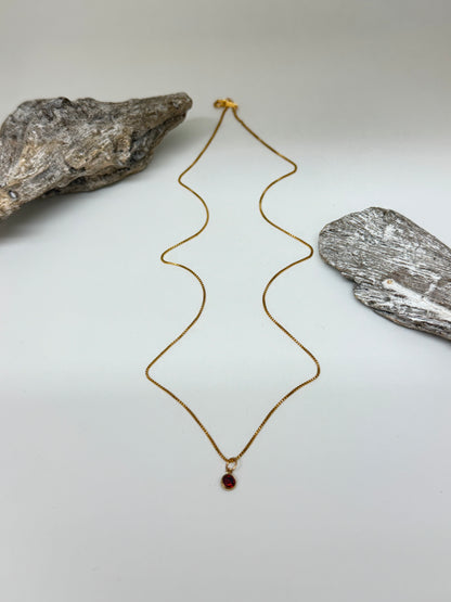 Collier mini zircon rouge, dessinée à  Vancouver