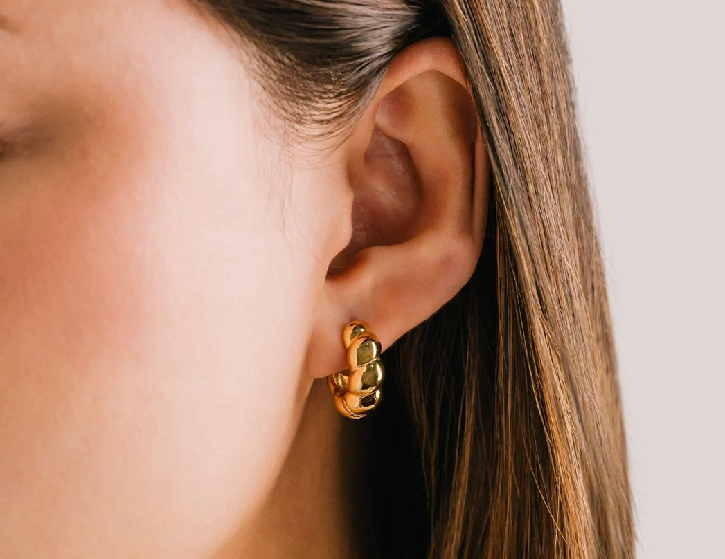 Boucles d'oreilles créoles Croissant Puff dessinée à Vancouver Lovers Tempo 1SP24005-GLD