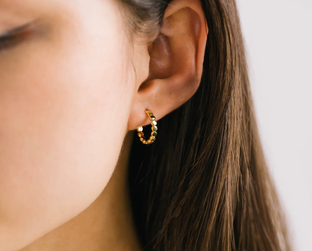 Boucles d'oreilles créoles Cleo dessinée à Vancouver Lovers Tempo 1FA22001-GLD