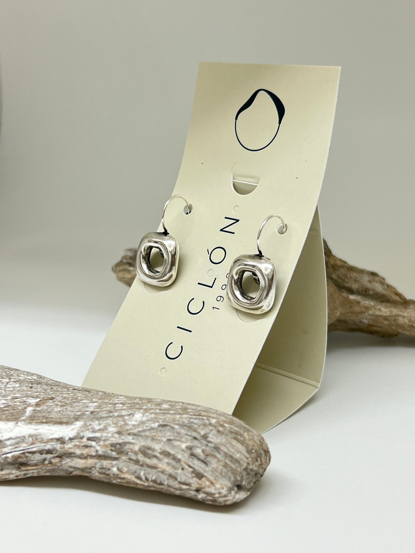 <p>Boucles d'oreille Encuadrados Fabriqué à la main par des Artisans d'Espagne, Ciclon 192631</p> <p>&nbsp;</p>