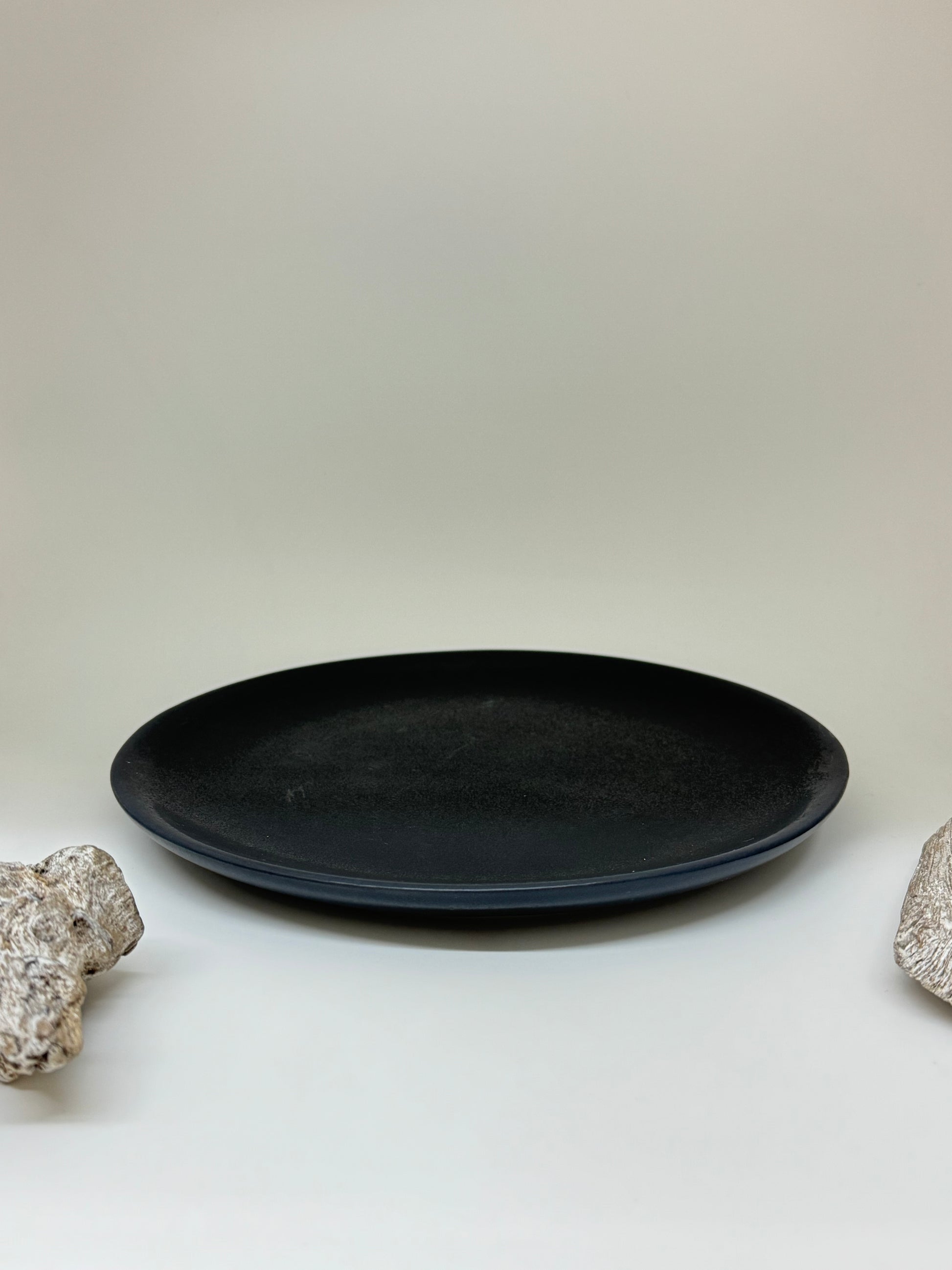 Assiette moyenne argile noir locale A&J Métissage Kamouraska Assiette moyenne noir