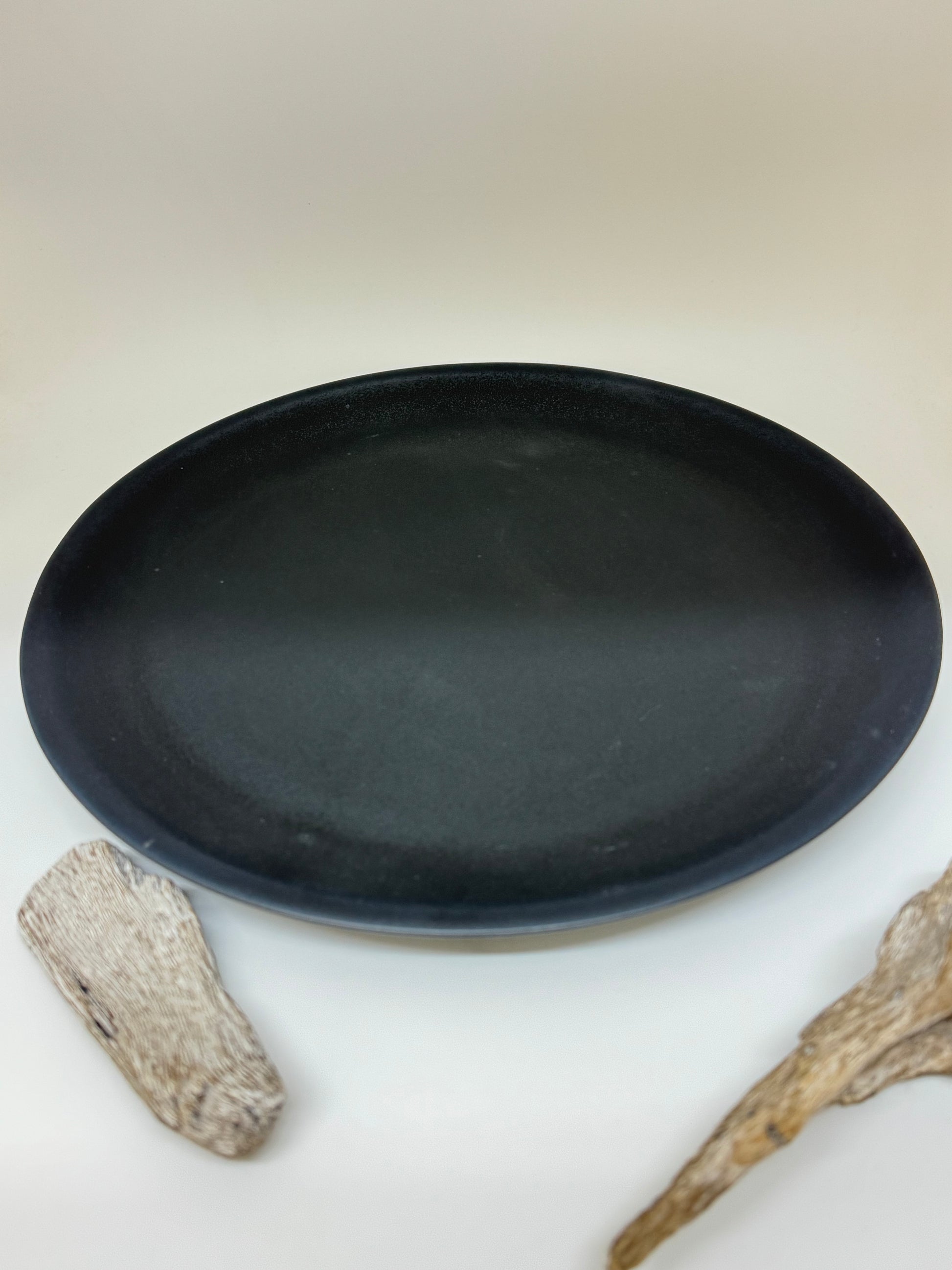 Assiette grande argile noir locale A&amp;J Métissage Kamouraska Assiette moyenne noir