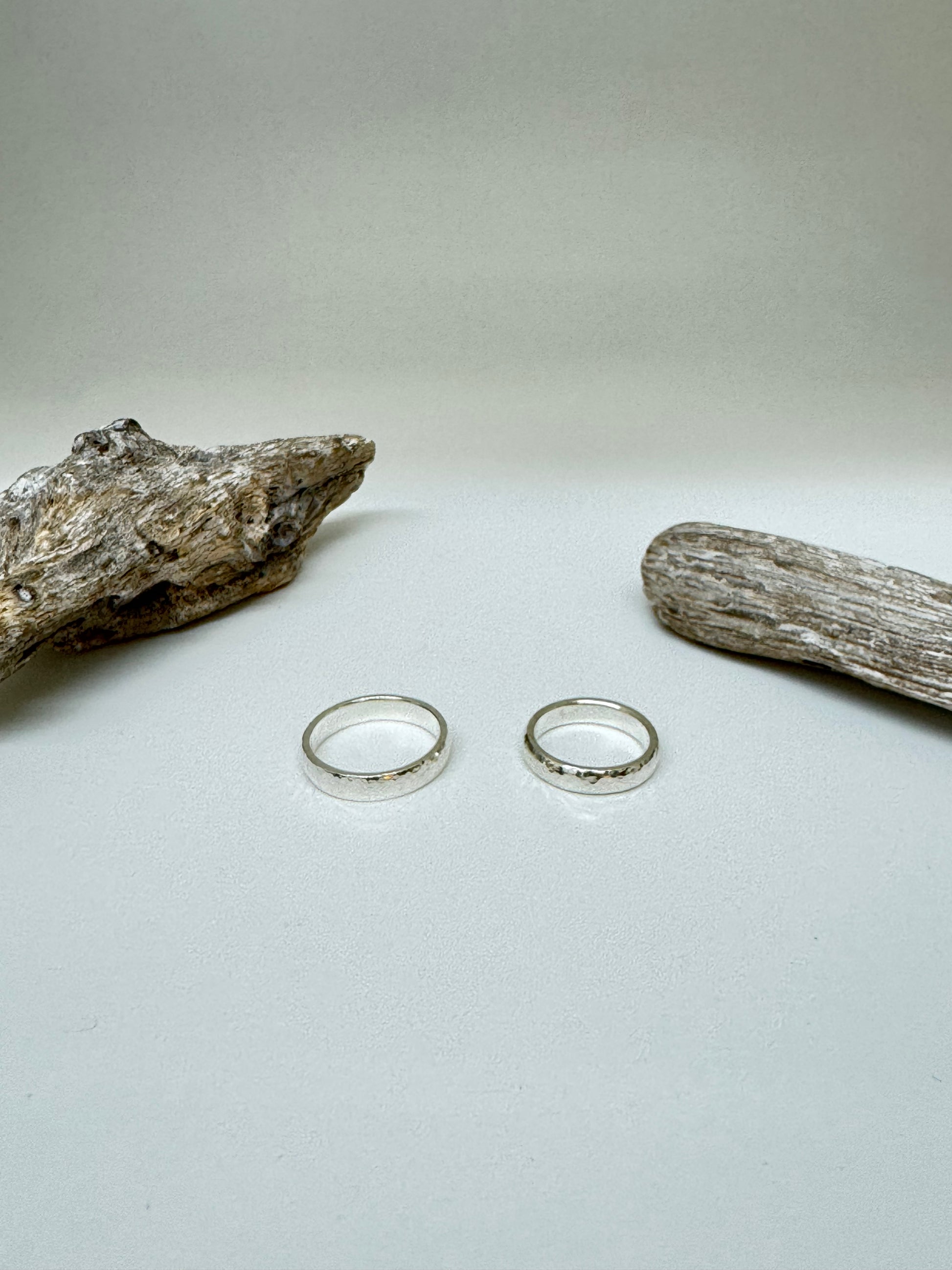 Bague Fine hammer Argent 925 recyclé Fait en Outaouais Alliance W Jewellery