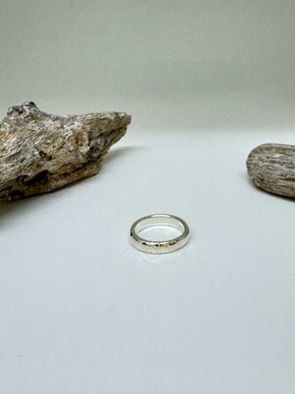 Bague Fine hammer Argent 925 recyclé Fait en Outaouais Alliance W Jewellery
