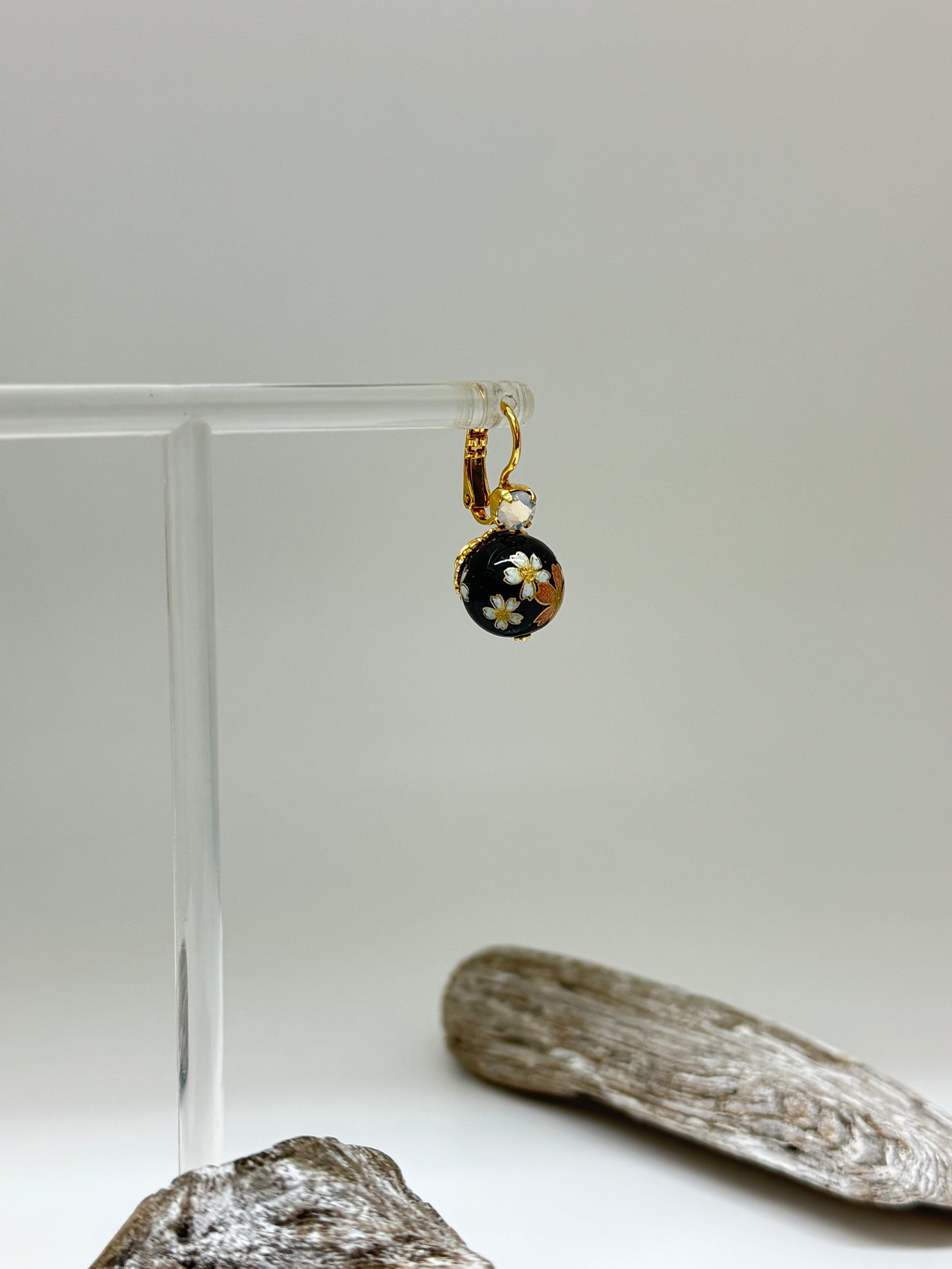 Boucles Decalco noir floral Fabriqué à la main à Marseille en France Gas bijoux Boucles Decalco noir floral