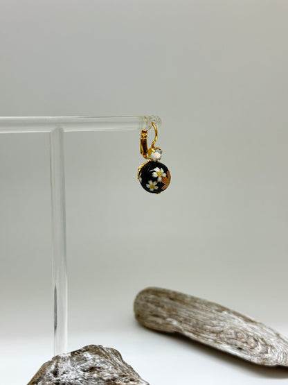 Boucles Decalco noir floral Fabriqué à la main à Marseille en France Gas bijoux Boucles Decalco noir floral