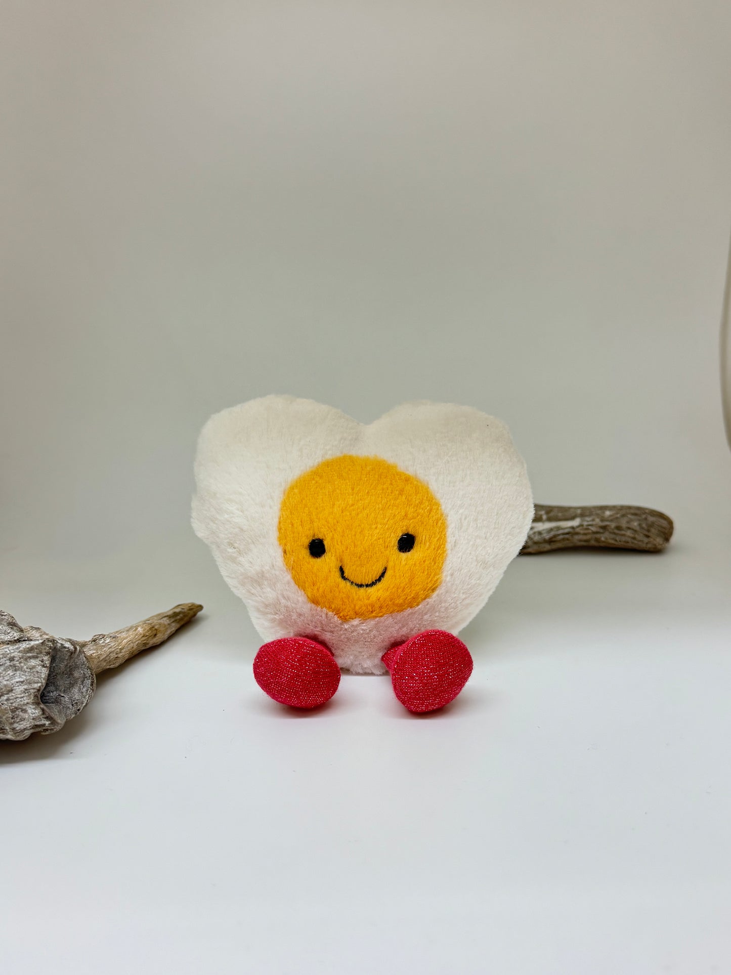 Amuseables Œuf dur en forme de cœurpeluche dessinée à Londres Amuseables Œuf dur en forme de cœurdessinée à Londres A6BEHE